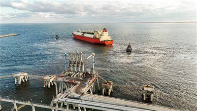 البترول تُعلن تصدير شحنة غاز جديدة إلى إيطاليا من مجمع إدكو للغاز - الخليج الان