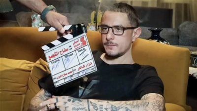 ملامح جادة ووشوم.. كيف ظهر أحمد الفيشاوي في كواليس فيلم سفاح التجمع ؟ - الخليج الان