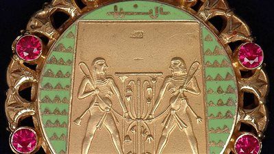 بعد قرار اهدائها لـ ترامب.. نجوم وكتاب حصلوا على قلادة النيل - الخليج الان