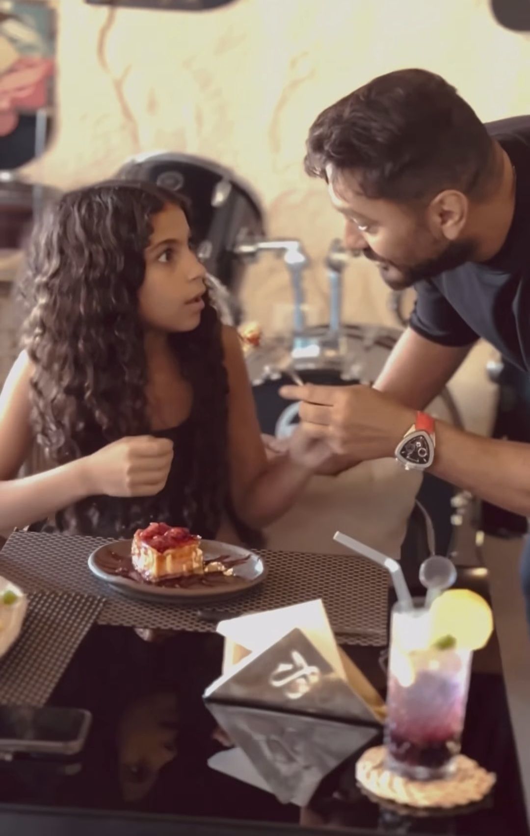 بقينا صحاب.. تامر حسني يفاجئ طفلة في مطعمه آدمز| صور - الخليج الان