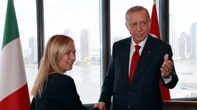 أردوغان يمازح ميلوني وترامب يغازلها في قمة شرم الشيخ للسلام - الخليج الان