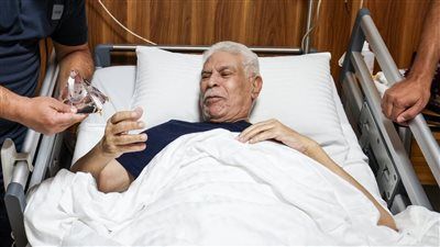 وفد من الزمالك بقيادة عمر جابر وجون إدوارد لزيارة حسن شحاتة - الخليج الان