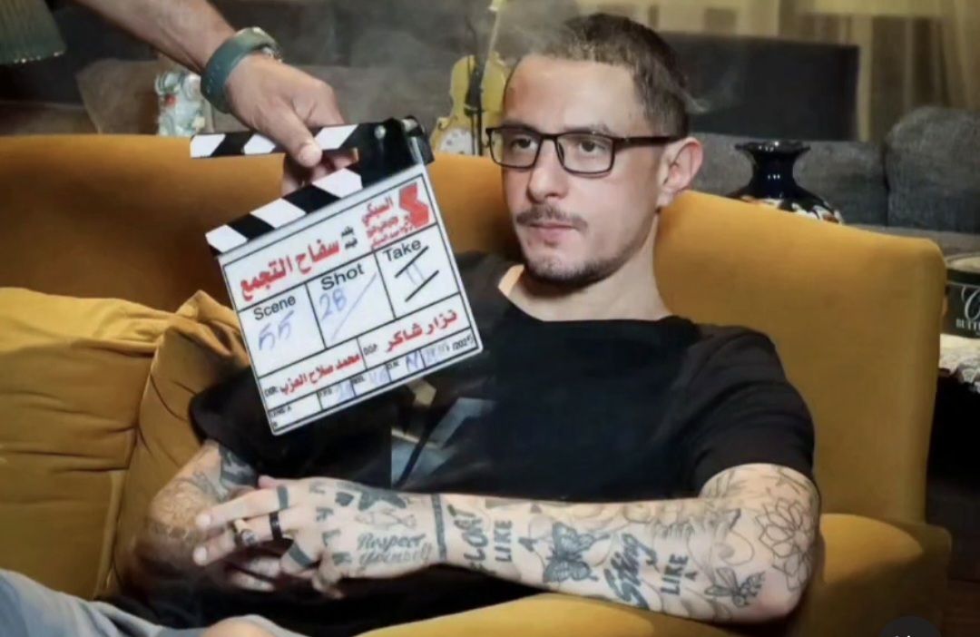 ملامح جادة ووشوم.. كيف ظهر أحمد الفيشاوي في كواليس فيلم سفاح التجمع ؟ - الخليج الان