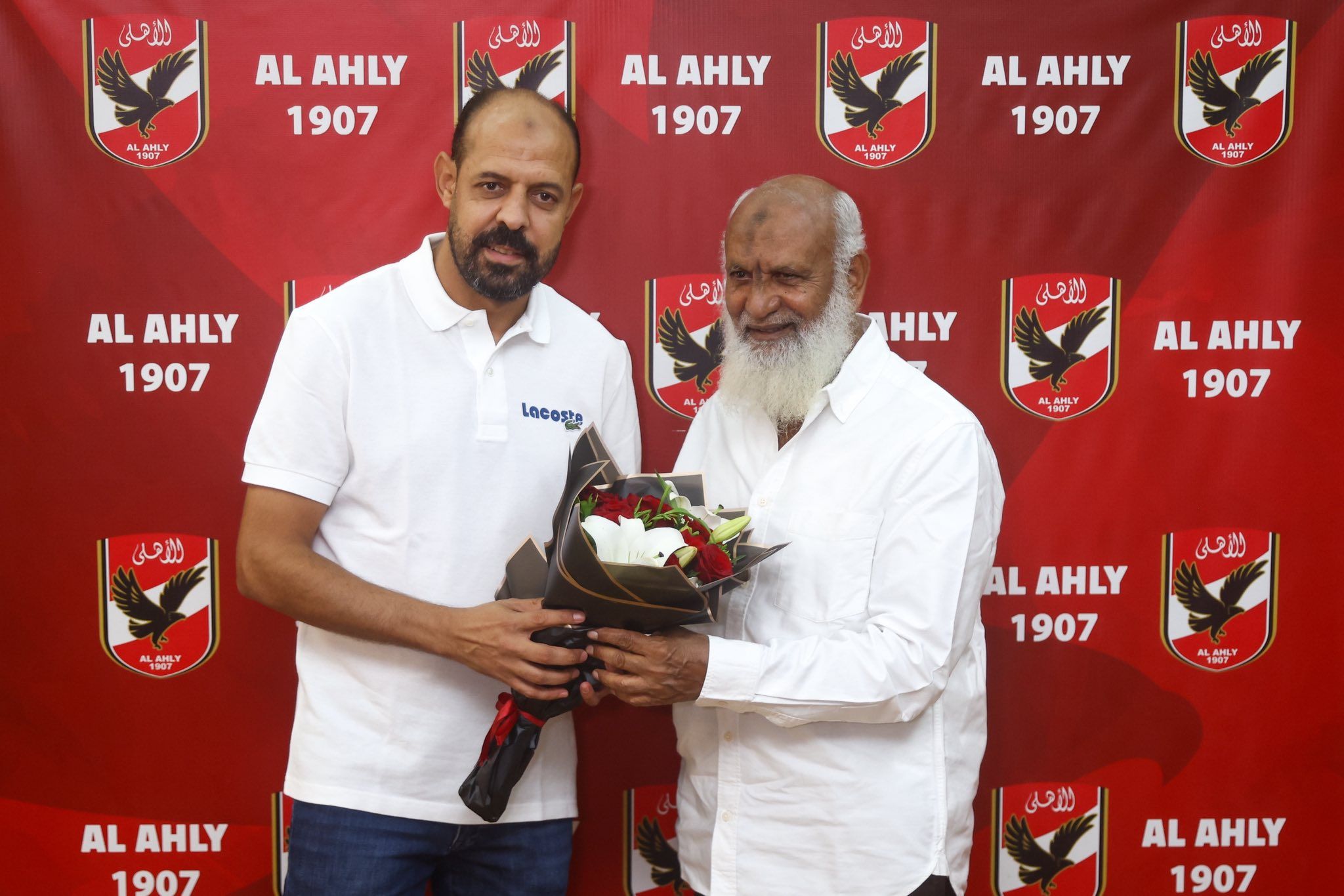 بالصور.. الخطيب يكرم عماد النحاس تقديرا لجهوده مع فريق الكرة بالأهلي - الخليج الان