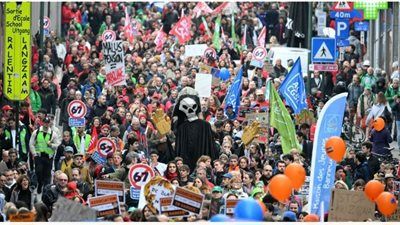 احتجاجات ضد التقشف في بروكسل توقف رحلات الطيران وتعطل المواصلات العامة - الخليج الان