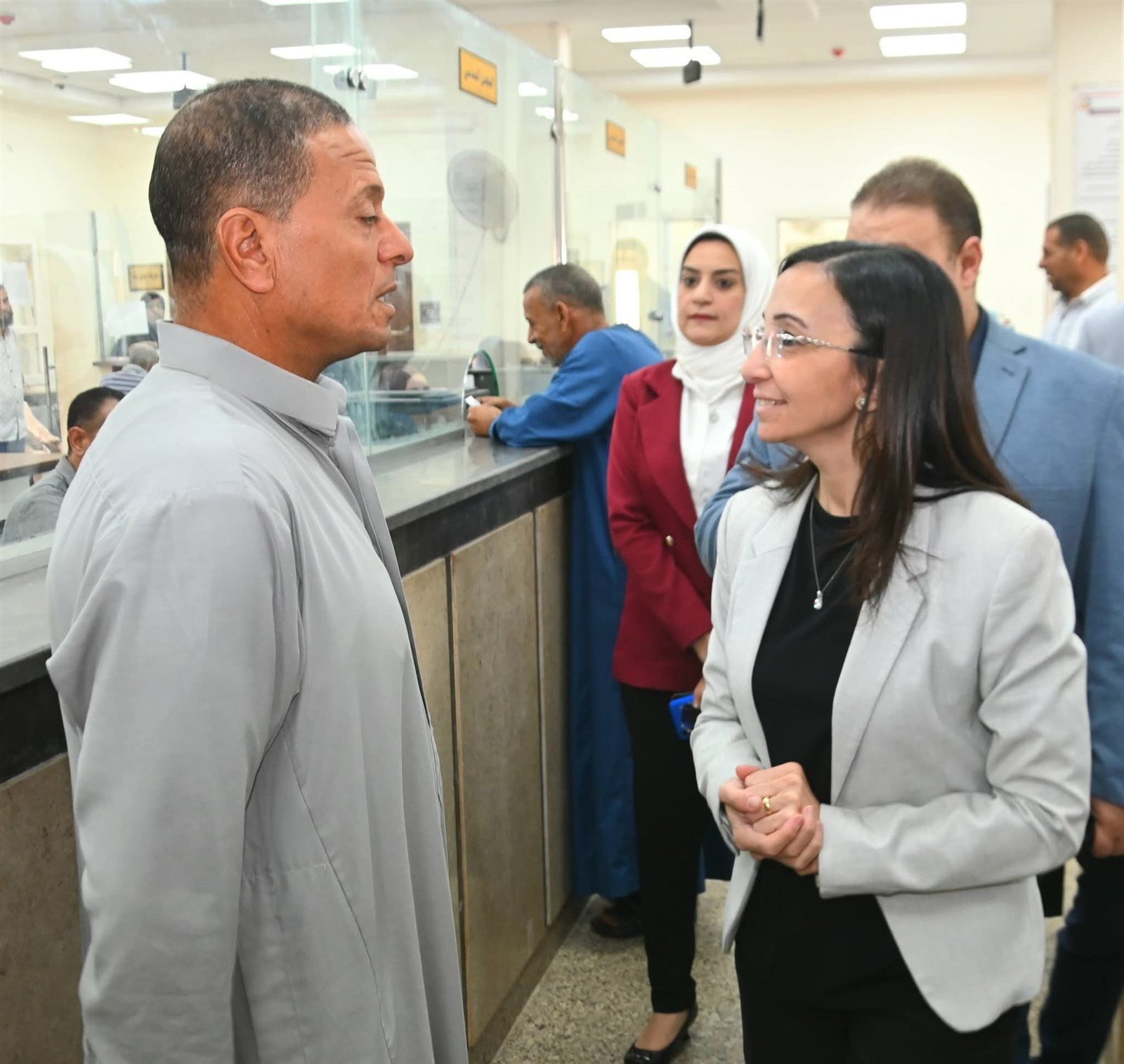 محافظ البحيرة تتابع الخدمات بقرية الأبعادية في دمنهور - الخليج الان