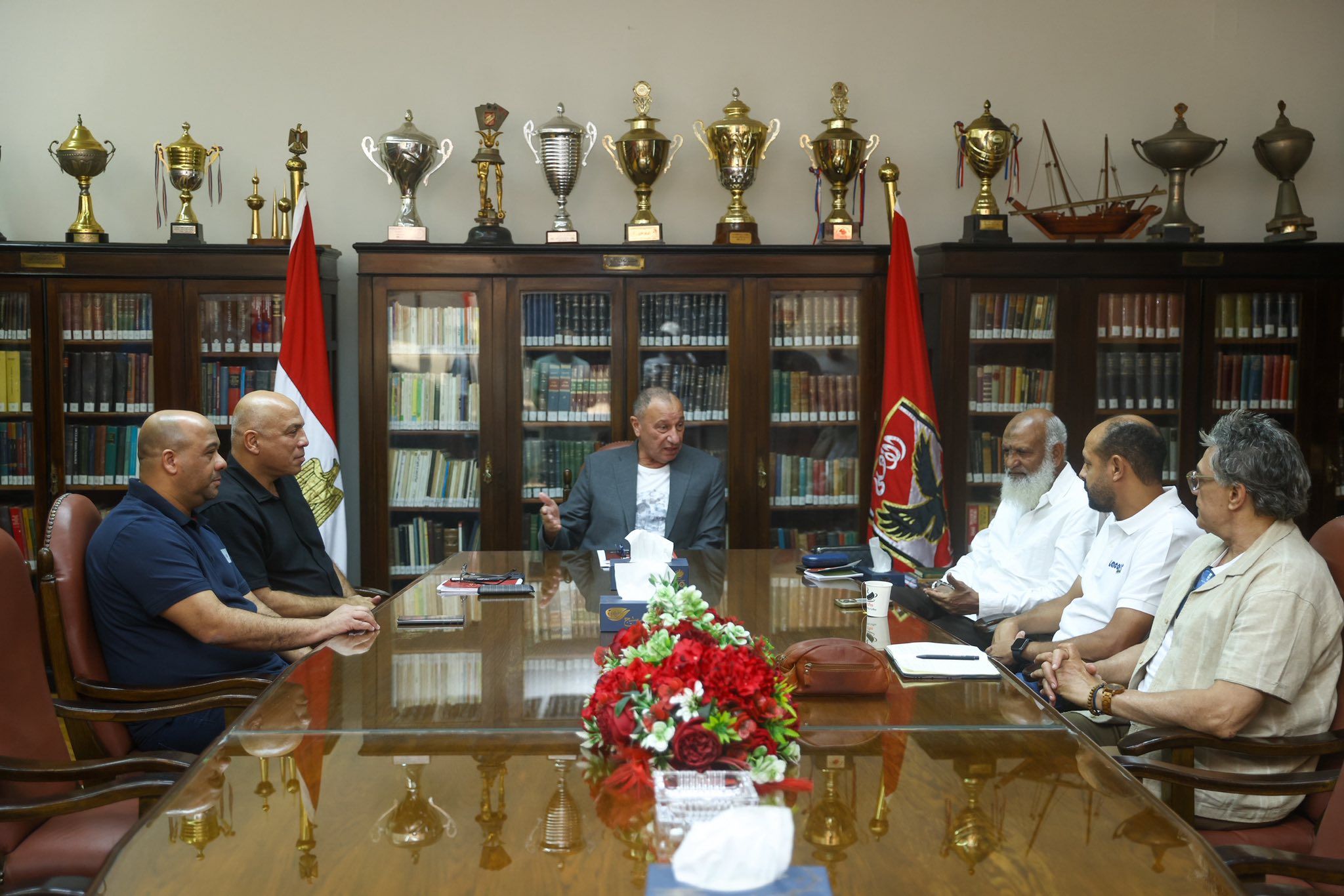 بالصور.. الخطيب يكرم عماد النحاس تقديرا لجهوده مع فريق الكرة بالأهلي - الخليج الان