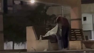 ضابط برتبة إنسان.. المقدم كريم عبد الرازق يغطّي مشردًا ببطانية في برد المنصورة - الخليج الان