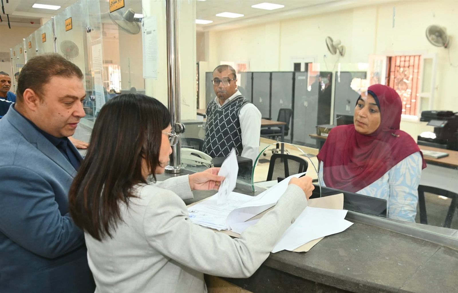 محافظ البحيرة تتابع الخدمات بقرية الأبعادية في دمنهور - الخليج الان