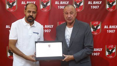 بالصور.. الخطيب يكرم عماد النحاس تقديرا لجهوده مع فريق الكرة بالأهلي - الخليج الان