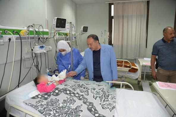 محافظ أسيوط يزور الأطفال المصابين في حادث سقوط تروسيكل بمنقباد ويطمئن على حالتهم الصحية - الخليج الان