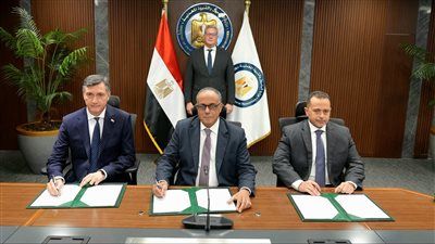 وزير البترول يشهد توقيع تمديد عقد تنمية حقل بلطيم شرق بين هيئة البترول وشركتي "إيني" و"بي بي" - الخليج الان
