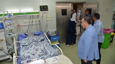 محافظ أسيوط يزور الأطفال المصابين في حادث سقوط تروسيكل بمنقباد ويطمئن على حالتهم الصحية - الخليج الان