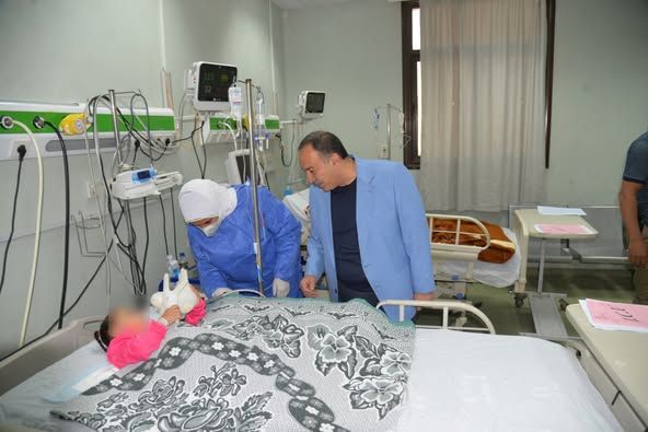 محافظ أسيوط يزور الأطفال المصابين في حادث سقوط تروسيكل بمنقباد ويطمئن على حالتهم الصحية - الخليج الان