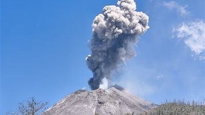 ثوران بركاني بالمحيط الهادئ يتسبب في نزوح الآلاف وإلغاء رحلات جوية - الخليج الان