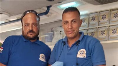 سيدة تضع طفلتها داخل سيارة الاسعاف اثناء احتفالها بمولد السيد البدوى - الخليج الان