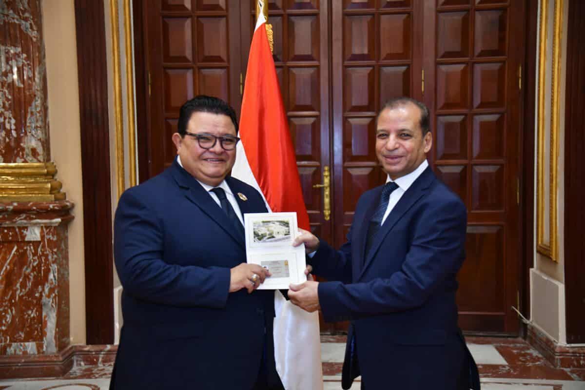 ياسر جلال وأحمد مراد وخالد جلال يتسملون كارنيه عضوية مجلس الشيوخ - الخليج الان