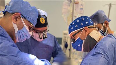 نجاح جراحة معقدة لتصحيح اعوجاج وتحدب العمود الفقري لطفلة بمستشفيات جامعة قناة السويس - الخليج الان