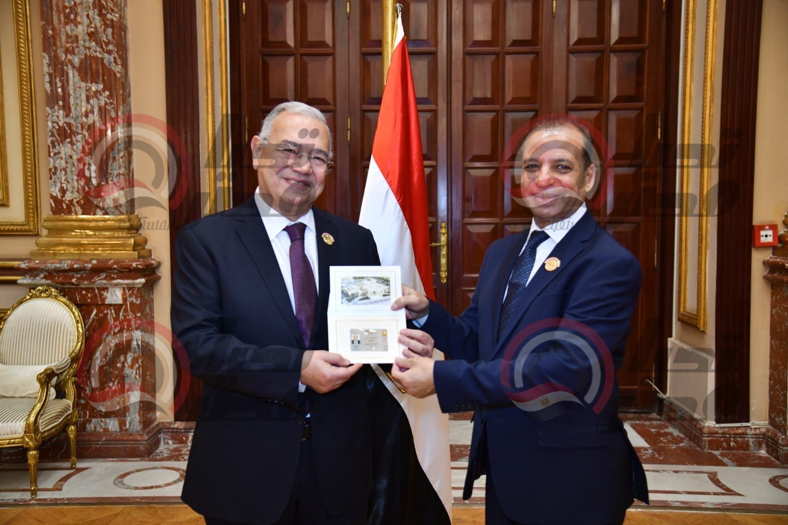 بعد تسليمه كارنيه الشيوخ.. عصام خليل: سأقدم حزمة من المقترحات الاقتصادية والصحية - الخليج الان