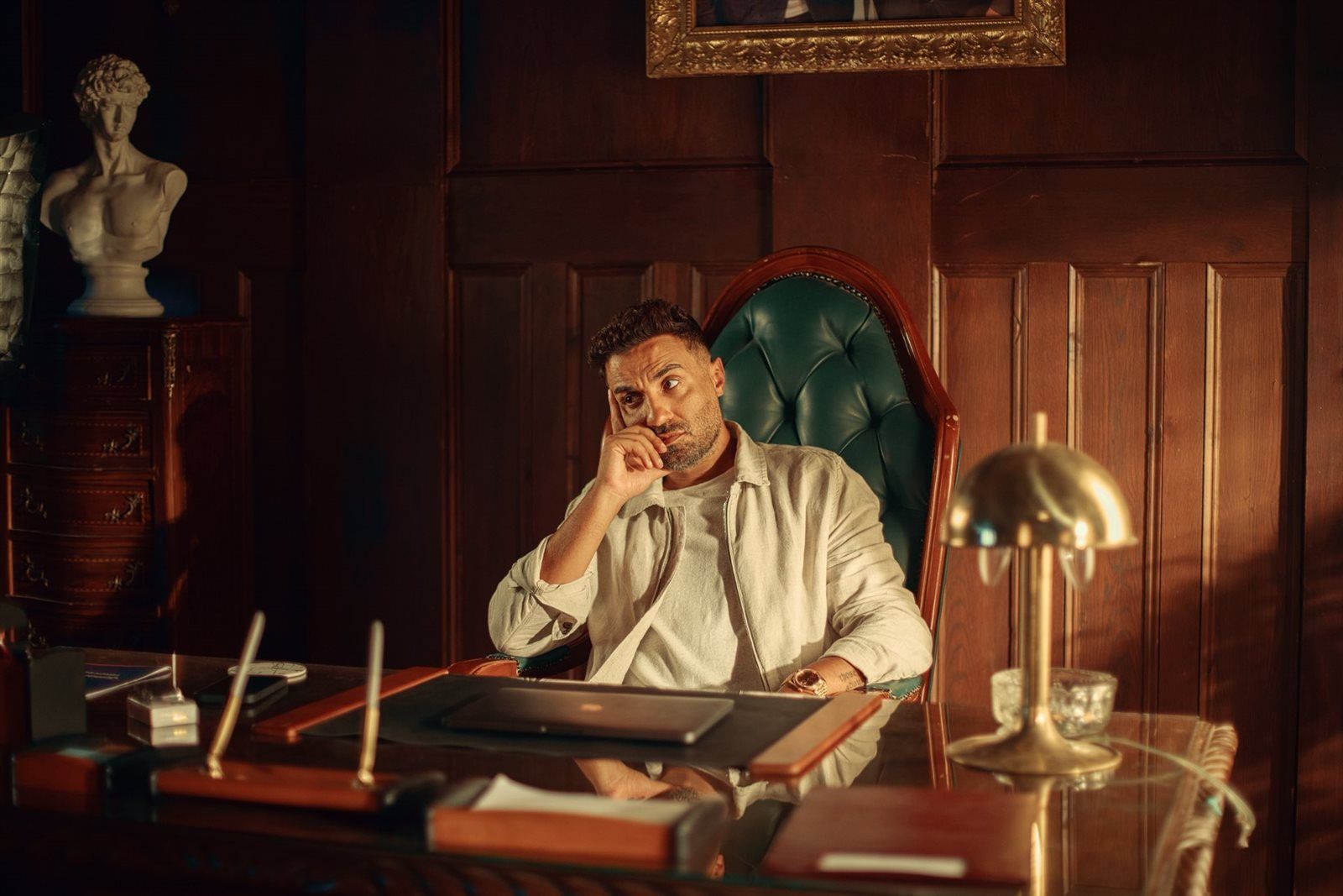 يا ترى أمين الشعلة هيسامحني.. أحمد فهمي يروج للحلقة 5 و6 من مسلسل ابن النادي - الخليج الان