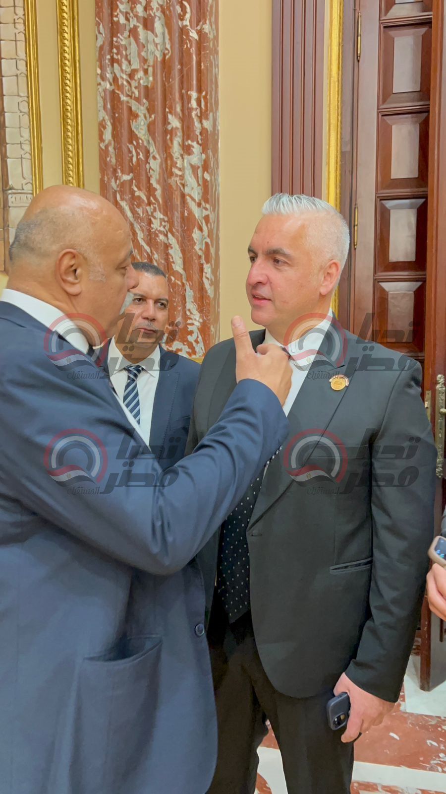 الإعلامي سيف زاهر يتسلم كارنيه عضوية مجلس الشيوخ (صور) - الخليج الان