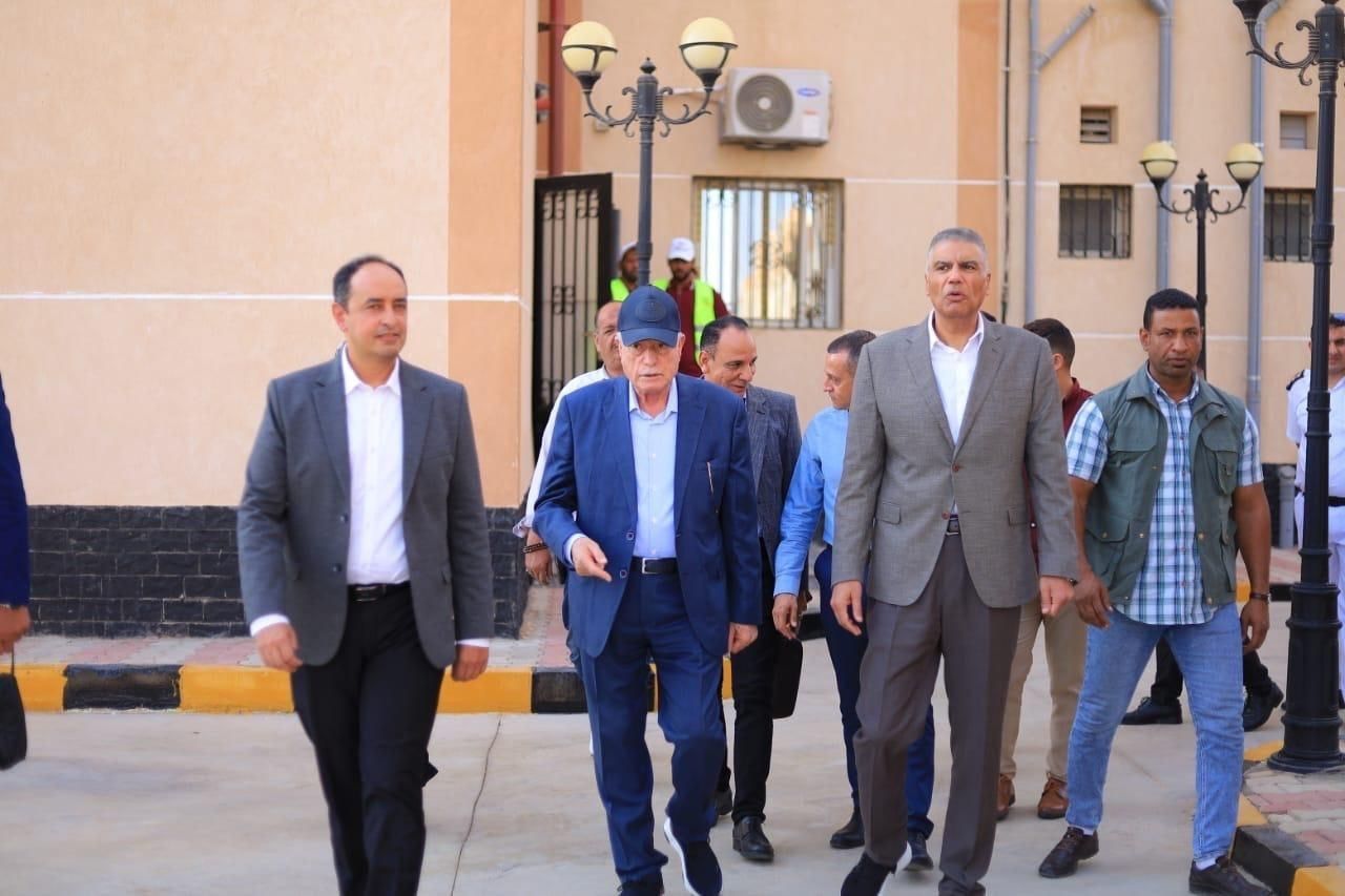 مستشار رئيس الجمهورية ومحافظ أسوان في زيارة لمركز العزيمة - الخليج الان