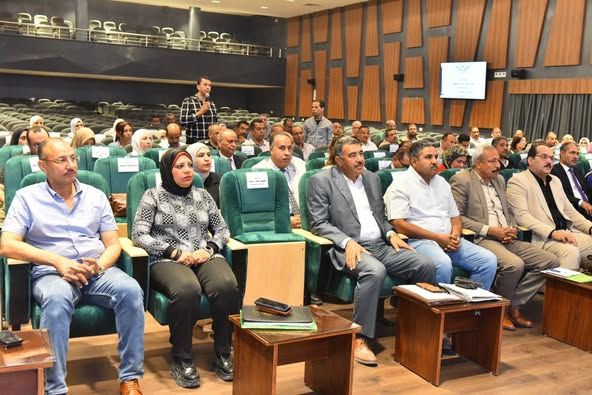 محافظ أسيوط يشدد على الإجراءات الصارمة ضد المركبات غير الآمنة وتوجيهات عاجلة لتأمين المصارف - الخليج الان