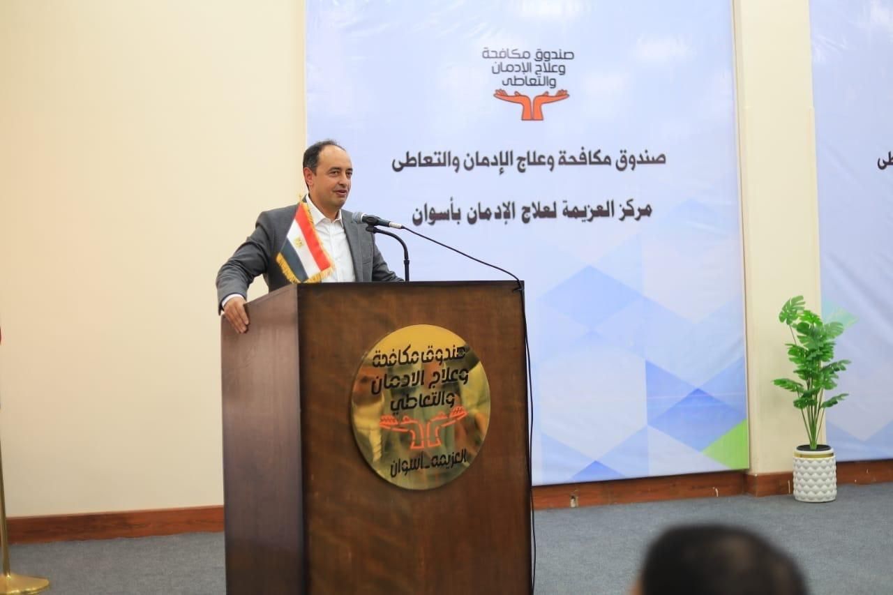 مستشار رئيس الجمهورية ومحافظ أسوان في زيارة لمركز العزيمة - الخليج الان