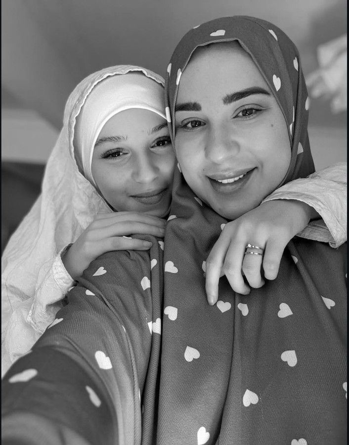 بإسدال الصلاة.. أسما شريف منير مع ابنتها: يوم الجمعة يصلح كل شئ - الخليج الان