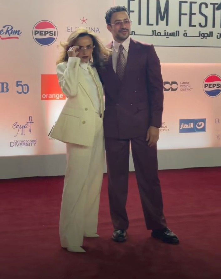 بدلة رجالي وجرافتة وجرأة نيللي كريم.. إطلالات فنانات تثير الجدل في ثاني أيام مهرجان الجونة - الخليج الان