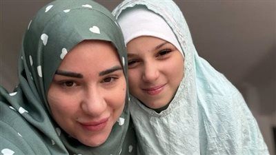 بإسدال الصلاة.. أسما شريف منير مع ابنتها: يوم الجمعة يصلح كل شئ - الخليج الان