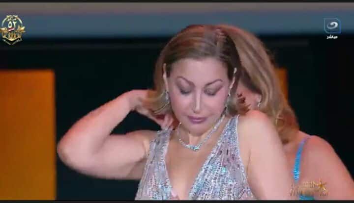 فستانها اتقطع.. منة شلبي تتعرض لموقف محرج اثناء تسلم جائزتها في مهرجان الجونة - الخليج الان