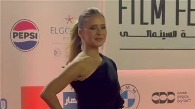 بدلة رجالي وجرافتة وجرأة نيللي كريم.. إطلالات فنانات تثير الجدل في ثاني أيام مهرجان الجونة - الخليج الان