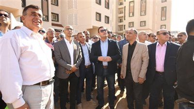 وزير الإسكان يتفقد الطرق والمحاور ووحدات الإسكان الأخضر بـ " سكن لكل المصريين" بمدينة حدائق العاشر من رمضان - الخليج الان