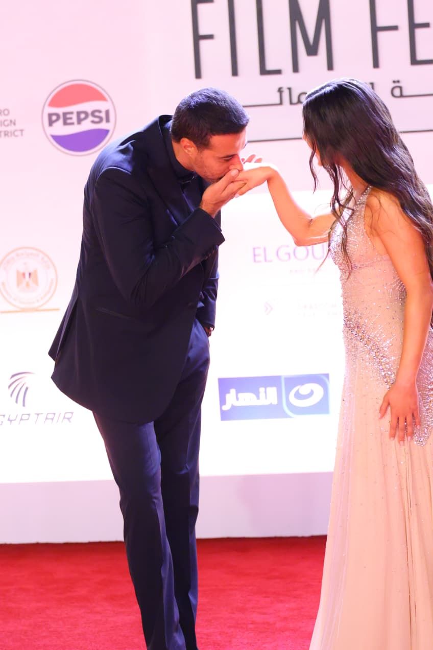 قبلة أحمد السعدني ليد مايان السيد ولقاء شيرين رضا ودينا الشربيني.. لقطات من مهرجان الجونة السينمائي - الخليج الان