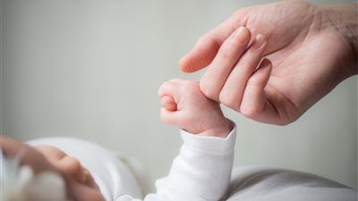 حلم الأمومة يقودها إلى الوهم.. قصة سيدة دفعت 2500 جنيهًا لـ"خطف طفل" - الخليج الان