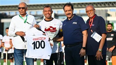 الاتحاد الدولي للهوكي يكرم محمود ممدوح بعد وصوله إلى 100 مباراة دولية - الخليج الان