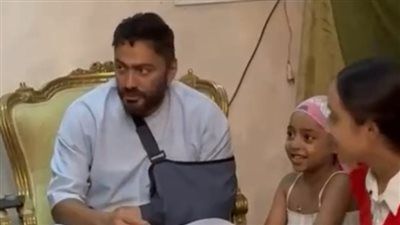 تامر حسني يكشف تفاصيل زيارته لفتاة مصابة بالسرطان: دورنا على عنوانها ومصطفى غريب مترددش لحظة - الخليج الان