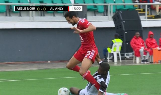 سيطرة كاملة وأهداف ضائعة في منتصف الشوط الأول: التعادل السلبي يسيطر على مواجهة الأهلي وإيجل نوار في دوري أبطال أفريقيا - الخليج الان