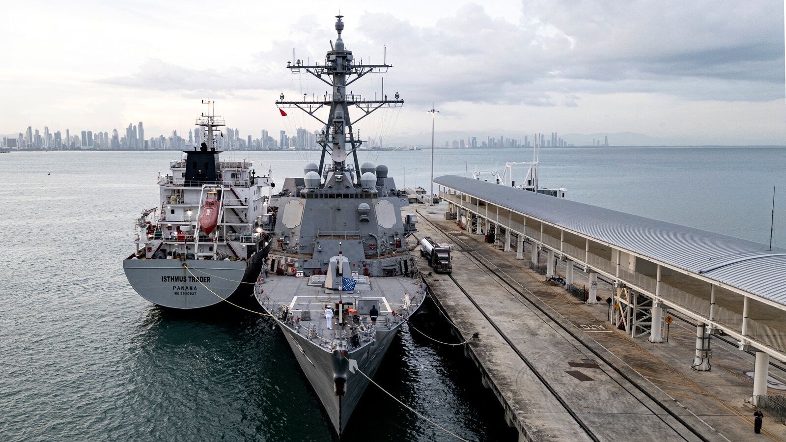 التخطيط لعزل مادورو.. تعزيزات عسكرية أمريكية غير مسبوقة في الكاريبي - الخليج الان