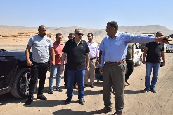 محافظ أسيوط يتابع أعمال المحور التنموي الجديد بين البداري وطريق البحر الأحمر ويوجه بزراعة جانبي الطريق - الخليج الان