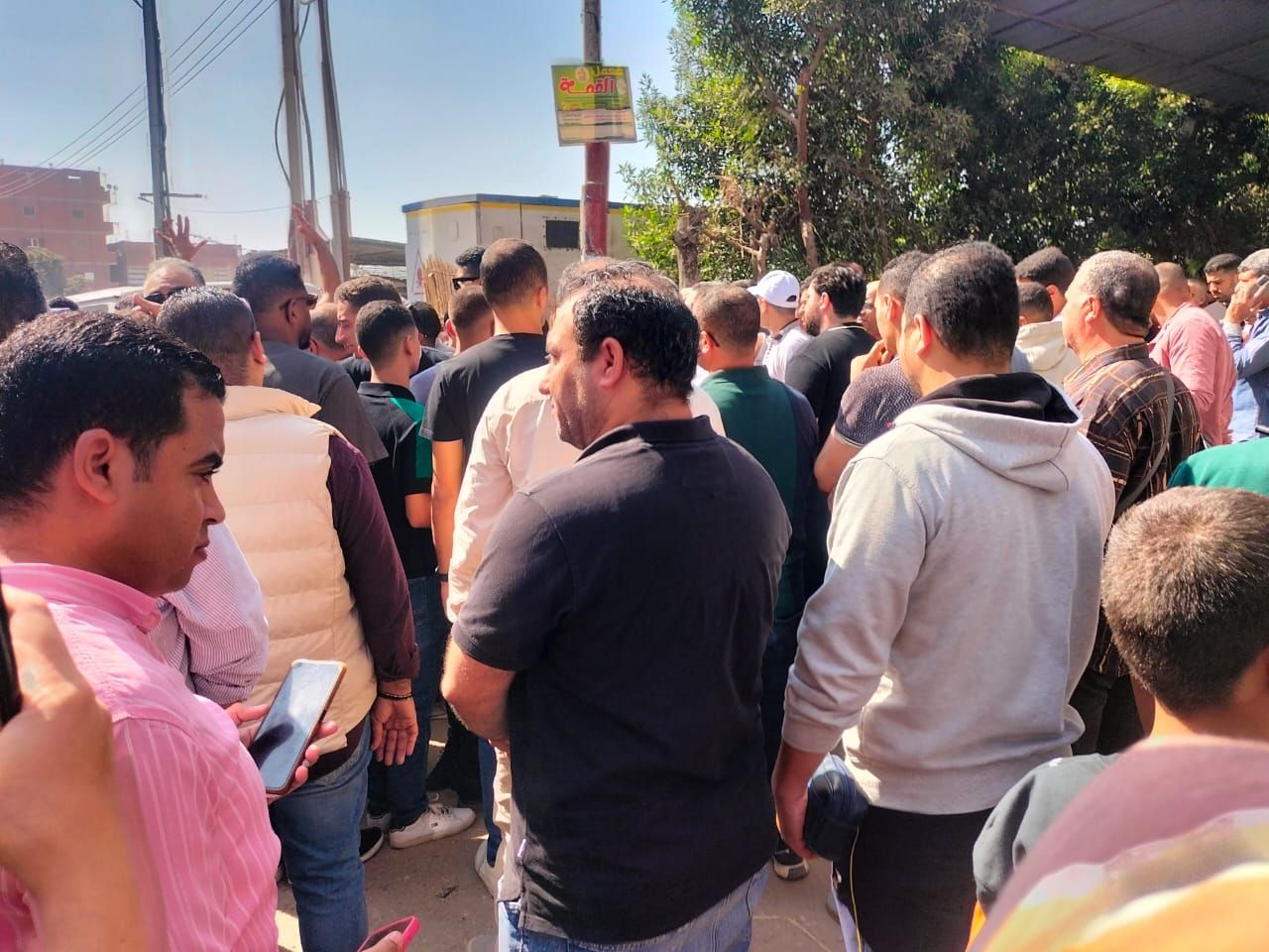 تشييع جنازة النقيب يوسف ابن محافظة الشرقية بعد وفاته في حادث أثناء ذهابه لعمله - الخليج الان