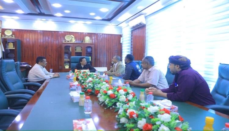 محافظ المهرة يبحث مع فريق اممي أوضاع اللاجئين وتجديد بياناتهم