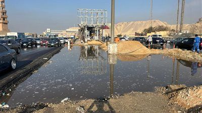 كسر ماسورة مياه يعطل الطريق الدائري بالأوتوستراد في الاتجاهين.. وجهود مكثفة لإعادة الحركة - الخليج الان