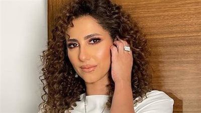 حنان مطاوع تعلق على فيديو اخفاء وجهها وابنتها من الكاميرات: كنت في خروجة أسرية - الخليج الان