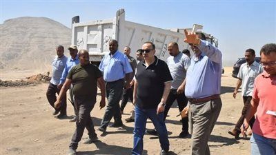 محافظ أسيوط يتابع أعمال المحور التنموي الجديد بين البداري وطريق البحر الأحمر ويوجه بزراعة جانبي الطريق - الخليج الان