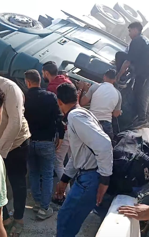 مصرع شخص وإصابة آخر إثر انقـ ـلاب سيارة نقل ثقيل في نزلة الطريق الإقليمي بأشمون - الخليج الان