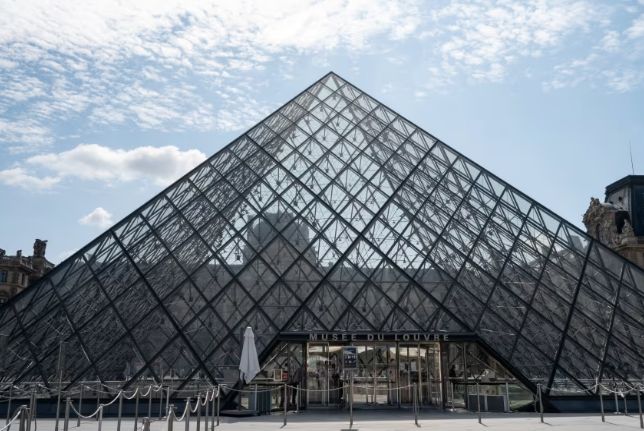 «سرقة مجوهرات لا تقدر بثمن».. إغلاق متحف اللوفر في باريس بعد تعرضه لسطو مسلح - الخليج الان