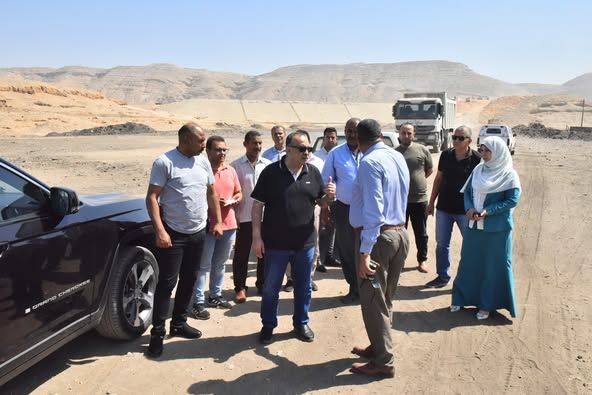 محافظ أسيوط يتابع أعمال المحور التنموي الجديد بين البداري وطريق البحر الأحمر ويوجه بزراعة جانبي الطريق - الخليج الان