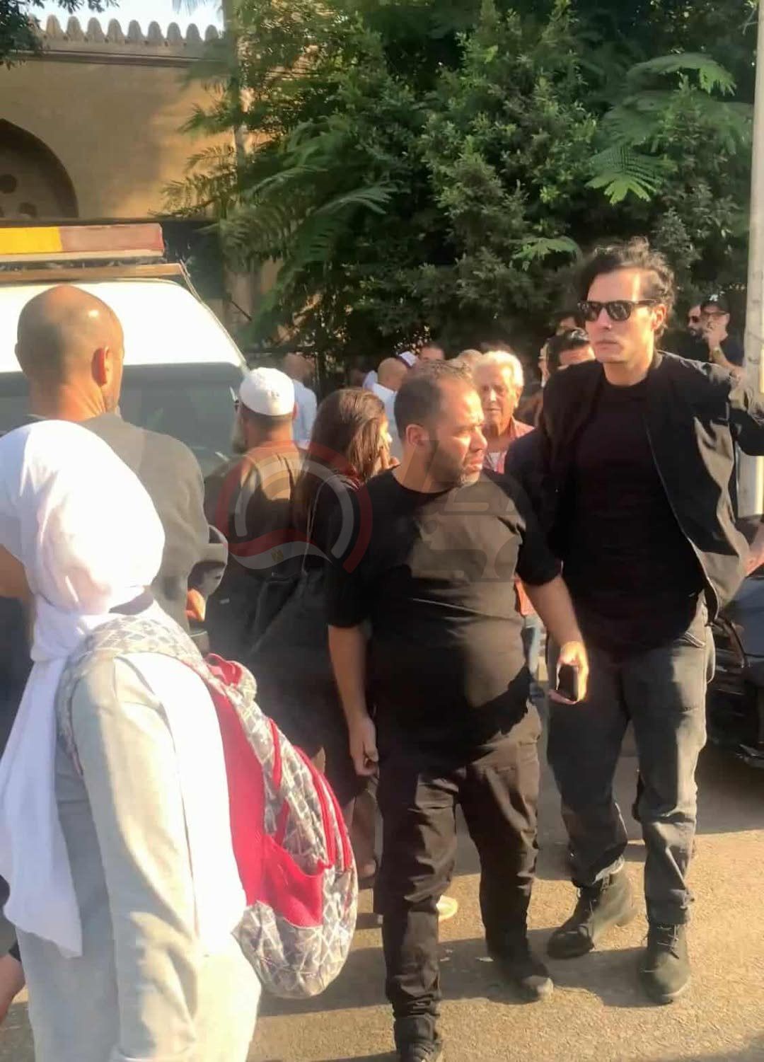 ضهره اتكسر.. لقطة مؤثرة لـ أمير عيد في جنازة والدته| صور - الخليج الان